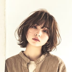 トップにふんわり感を出した、柔らかく軽やかなミディアム