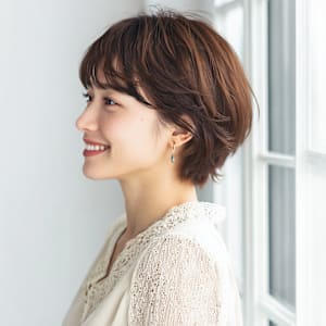 フェミニンで柔らかさ薫る品のあるショートスタイル