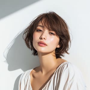 大人の品を纏う、ふんわり揺れる上質ショート