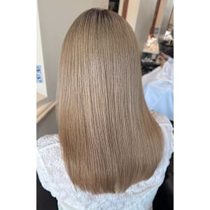 色落ちベースに重ねる“ミルクティーベージュ”の再カラー♪