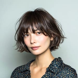 ミディアムで軽く自然に、ふんわり柔らかく揺れる優しいスタイル