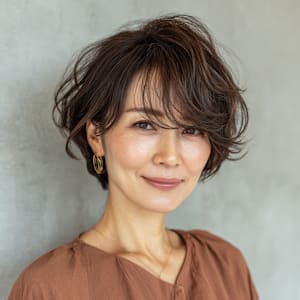 トップにふんわり感を出した、柔らかく軽やかなミディアム