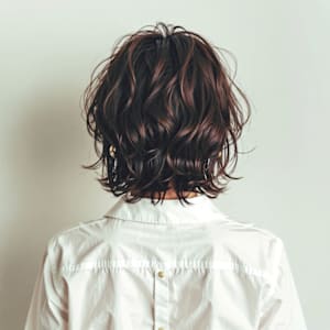 セミロングで軽やかに揺れる外ハネスタイル