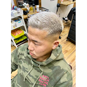スキンフェードカットシルバーヘア - hair studio Romeo【ロメオ】掲載中