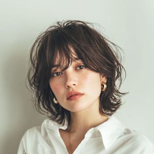 軽やかな動きが映える大人ゆるふわボブ