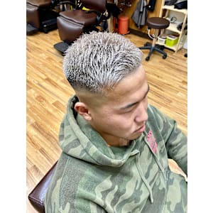 スキンフェードカットシルバーヘア - hair studio Romeo【ロメオ】掲載中