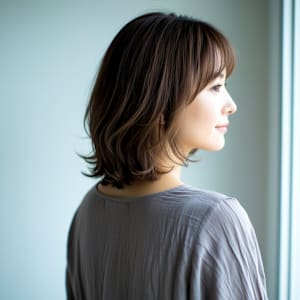 軽やかで上品な大人ミディアムスタイル