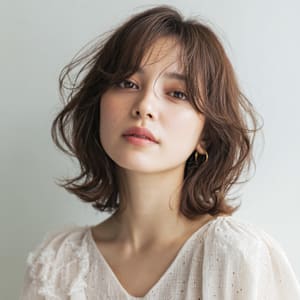 品よく揺れる大人可愛い外ハネスタイル