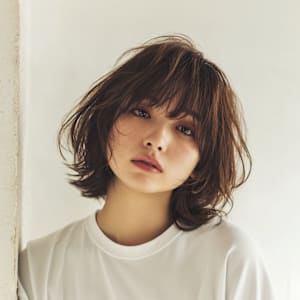 カジュアルで柔らかく揺れる外ハネスタイル