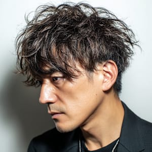 柔らかく揺れる抜け感ゆるふわメンズスタイル