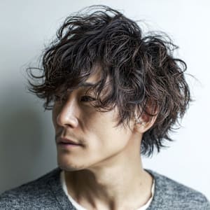 ゆるふわ質感で柔らかく魅せる男性ショートスタイル