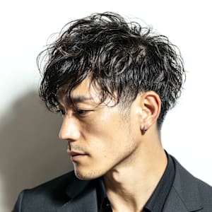 柔らかく揺れる質感のゆるふわ男性ショート