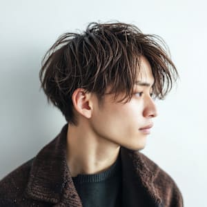 毛先立ち上げて軽やかに揺れる男ショート