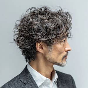 しっかりウェーブで存在感を引き出すメンズスタイル