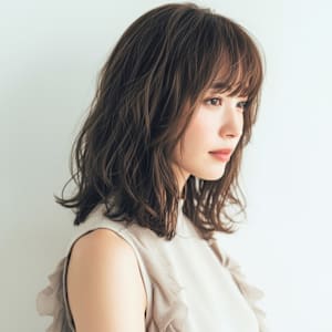 肩上で軽やかに自然に揺れるふんわりスタイル