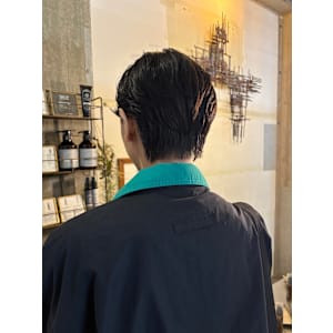 ステップボーンカットメンズヘア/センターパート