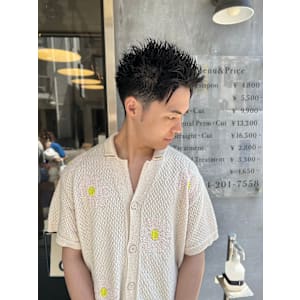 束感際立つ！エッジの効いたスパイキーショート