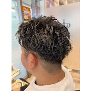 ツーブロック×無造作ウェーブショート