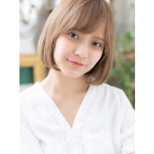 斜めバングくすみベージュ切りっぱなしボブ　ミニマルボブ