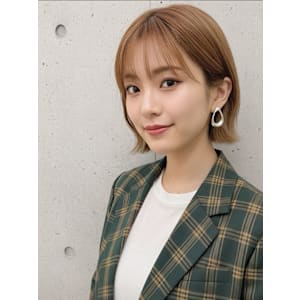 外ハネショートボブ×ハイトーンカラー