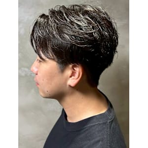 ツーブロック 黒髪ショート ニュアンスパーマ 刈り上げ