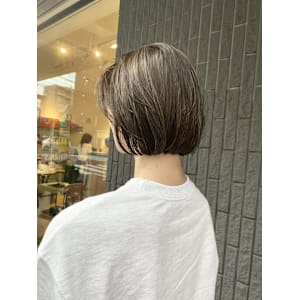 大人の上品ハイライトボブ