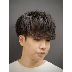 ダウンバングパーマスタイル - 銀座shino~灯~HANARE メンズ 理容室 barber【トモシビ ハナレ バーバー 】【ギンザシノトモシビハナレメンズリヨウシツバーバー】掲載中