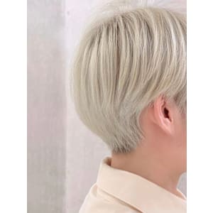 ホワイトブロンドの丸みショート - VoguA【ヴォーガ】掲載中