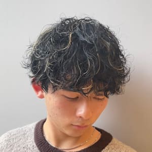 【メンズ大人ヘア】波巻き スパイラルパーマ × 金メッシュ