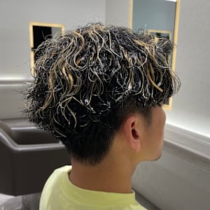 【メンズ大人ヘア】波巻き スパイラル × 金メッシュ