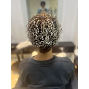 茶髪波巻きパーマ×メッシュ