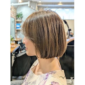 ツヤ感と丸みのある上品ショートボブ