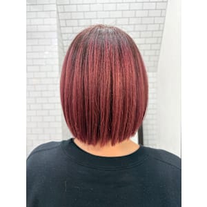 艶ボルドーカラーでつくる大人タイトボブ