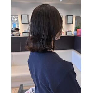 上品なミディアムレイヤースタイル