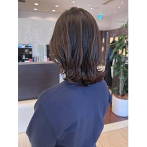 上品なミディアムレイヤースタイル