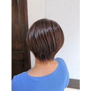 大人のくびれショート×アッシュブラウンカラー