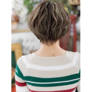 細めハイライト小顔透け感フェザーショート　根本パーマ