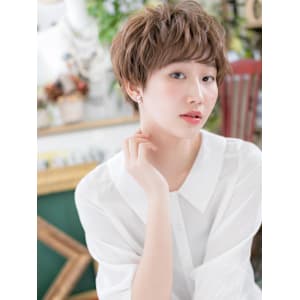 アシンメトリー外国人風耳かけオン眉ショート　ヘーゼルブラウン