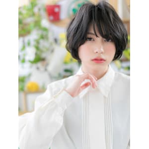 斜めバング暗髪くせ毛風小顔マッシュショート　ブルーブラウン