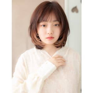 イヤリングカラーミディアムレイヤーカット丸みボブ20代30代