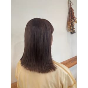透明感のあるグレージュヘアカラーの切りっぱなしロブ