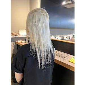 派手髪・ハイトーンカラー・デザインカラー・ブリーチ専門美容室