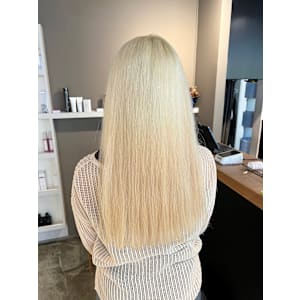 派手髪・ハイトーンカラー・デザインカラー・ブリーチ専門美容室