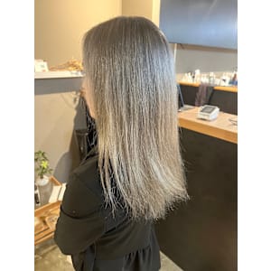 派手髪・ハイトーンカラー・デザインカラー・ブリーチ専門美容室