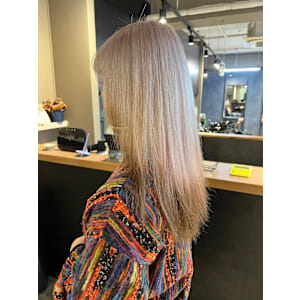 派手髪・ハイトーンカラー・デザインカラー・ブリーチ専門美容室