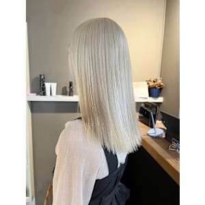 派手髪・ハイトーンカラー・デザインカラー・ブリーチ専門美容室