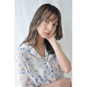 ミディアムレイヤー／顔まわりレイヤー／ハイライトカラー