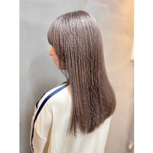 グレージュカラーのツヤ感ロング