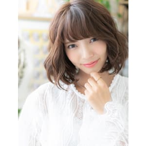 くせ毛風斜めバングくすみカラー小顔大人ボブ　ゆるふわミディア