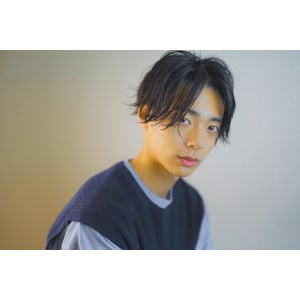 大人ヘアスタイル　ルーズセンター分け